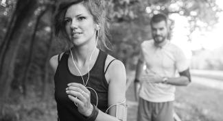 Una donna indossa gli indossabili mentre fa jogging