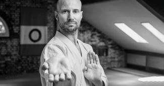 Marko Marffy in einer Karate Do Stellung