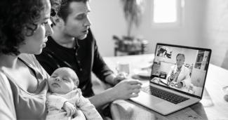 Familie mit Baby beim Video-Chat mit Arzt