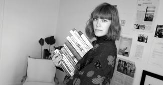  Anna Miller avec des livres à la main